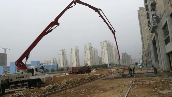 江西丰城 游总 38米搅拌泵车、混凝土泵车 基础施工中，打前坪，杠杠的